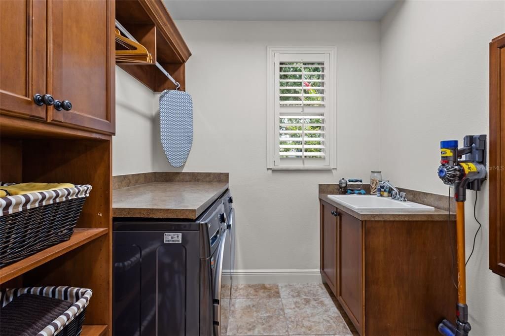 For Sale: $1,275,000 (6 beds, 4 baths, 4250 Square Feet)