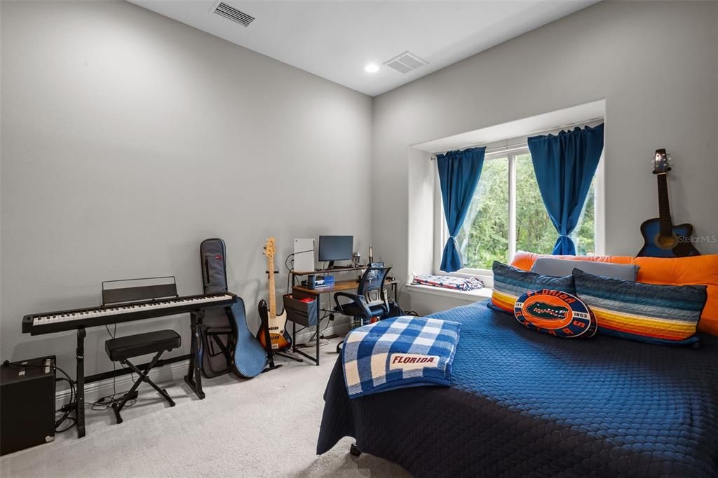 For Sale: $1,275,000 (6 beds, 4 baths, 4250 Square Feet)