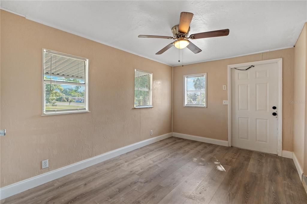 待售: $175,000 (2 贝兹, 1 浴室, 621 平方英尺)