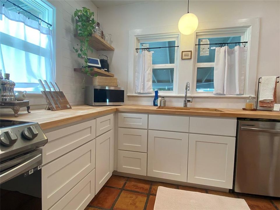 For Sale: $267,300 (2 beds, 1 baths, 1100 Square Feet)