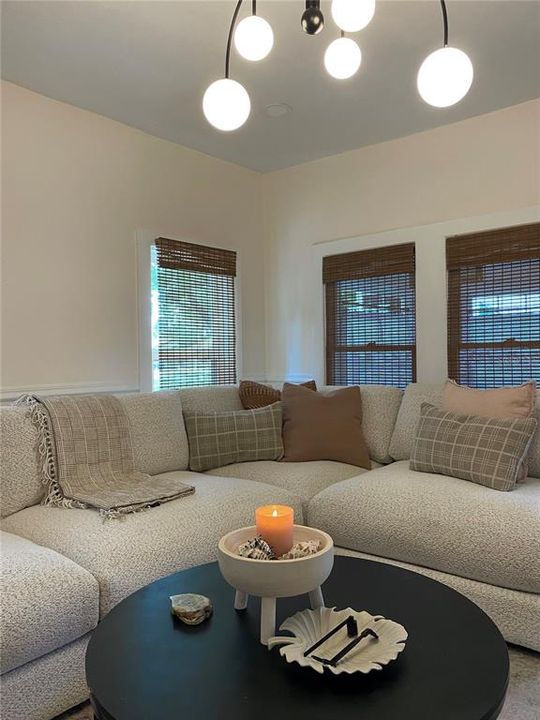 For Sale: $267,300 (2 beds, 1 baths, 1100 Square Feet)