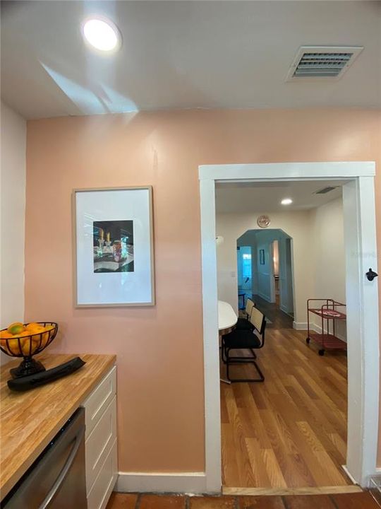 For Sale: $267,300 (2 beds, 1 baths, 1100 Square Feet)