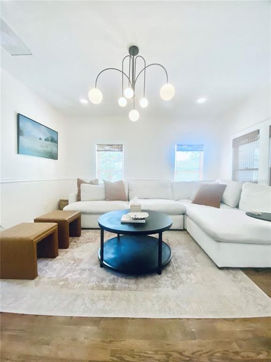 For Sale: $267,300 (2 beds, 1 baths, 1100 Square Feet)