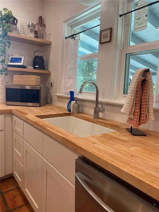 For Sale: $267,300 (2 beds, 1 baths, 1100 Square Feet)