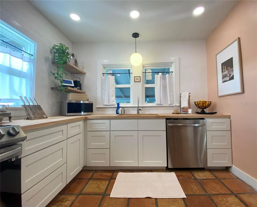 For Sale: $267,300 (2 beds, 1 baths, 1100 Square Feet)