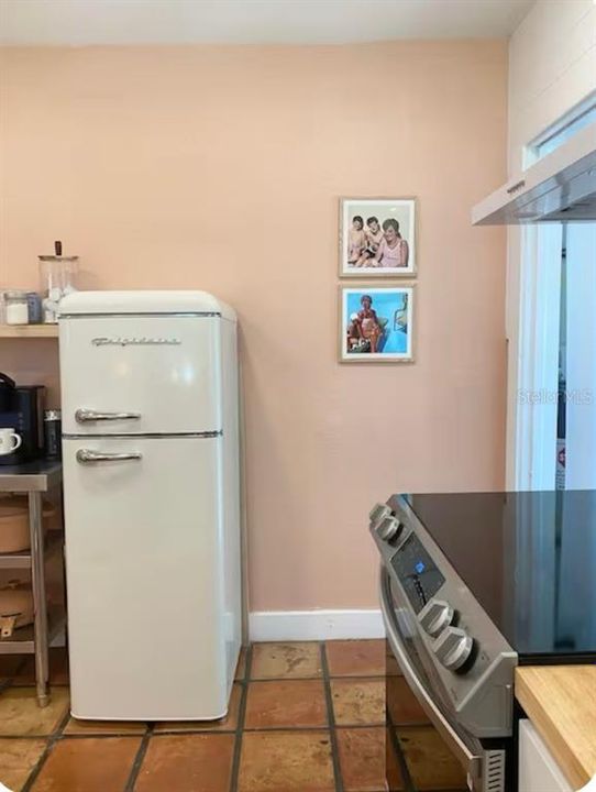 For Sale: $267,300 (2 beds, 1 baths, 1100 Square Feet)