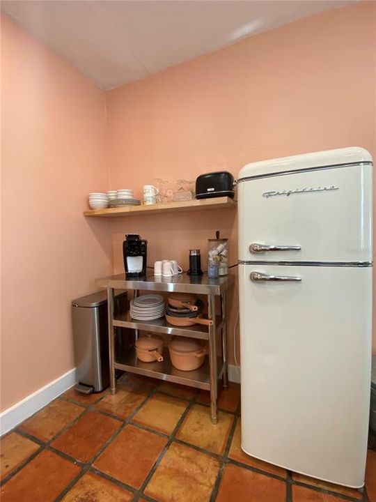 For Sale: $267,300 (2 beds, 1 baths, 1100 Square Feet)