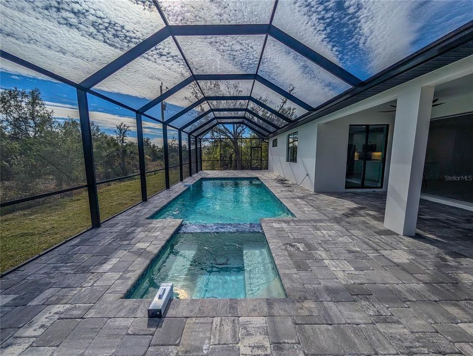 合同活跃: $499,900 (3 贝兹, 2 浴室, 1884 平方英尺)