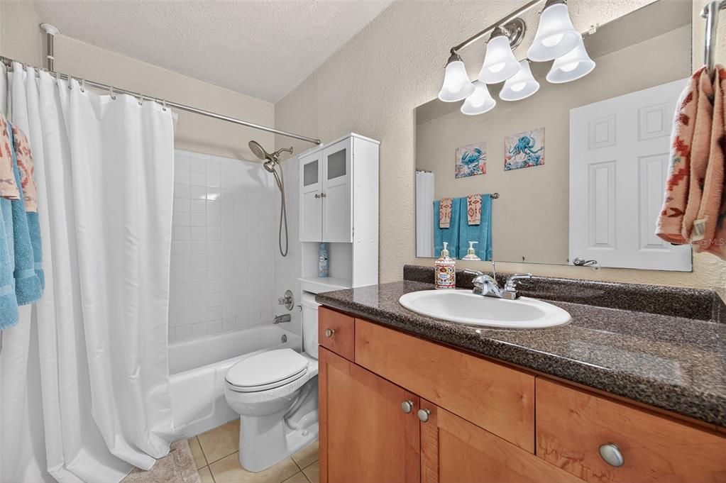 На продажу: $300,000 (2 спален, 1 ванн, 825 Квадратных фут)