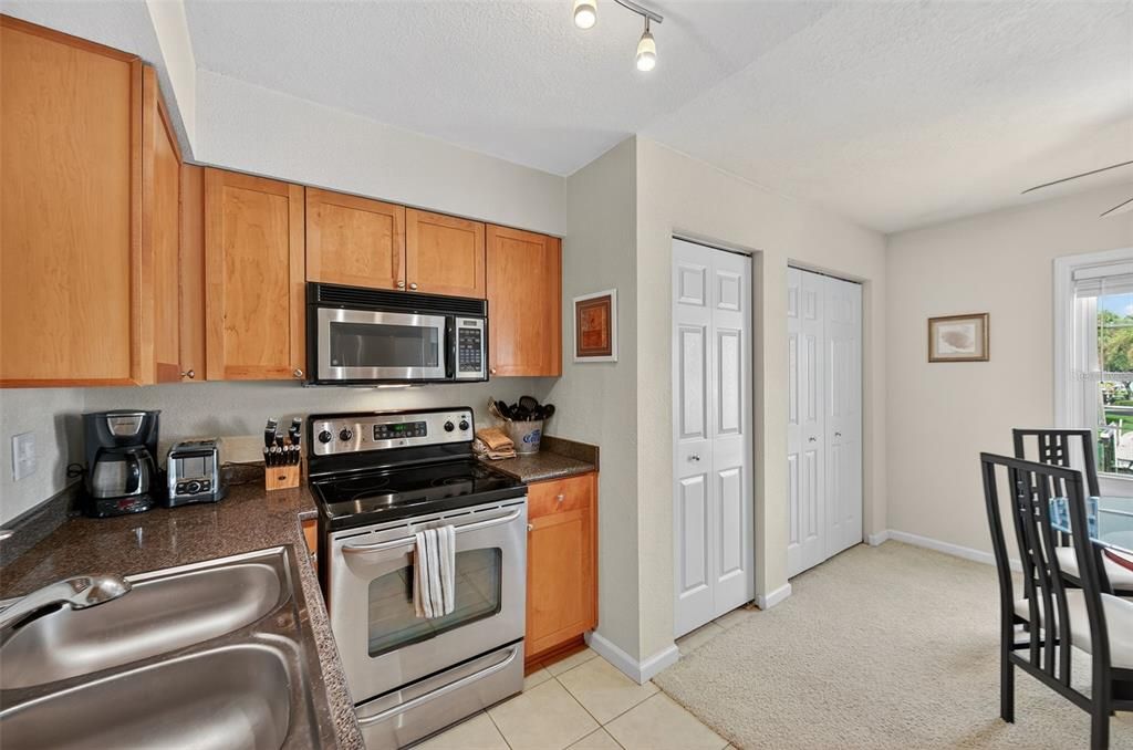 На продажу: $300,000 (2 спален, 1 ванн, 825 Квадратных фут)