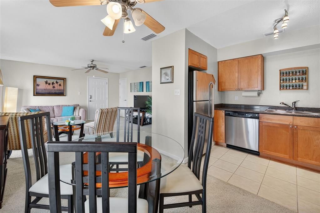 На продажу: $300,000 (2 спален, 1 ванн, 825 Квадратных фут)