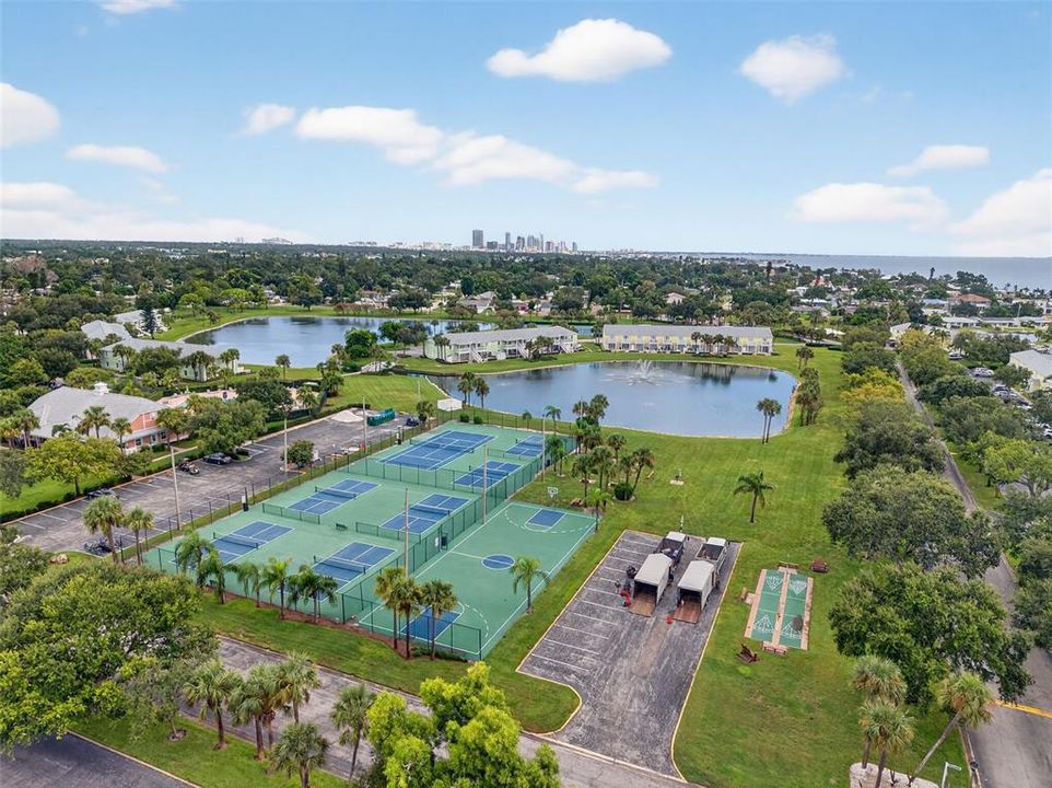 На продажу: $300,000 (2 спален, 1 ванн, 825 Квадратных фут)