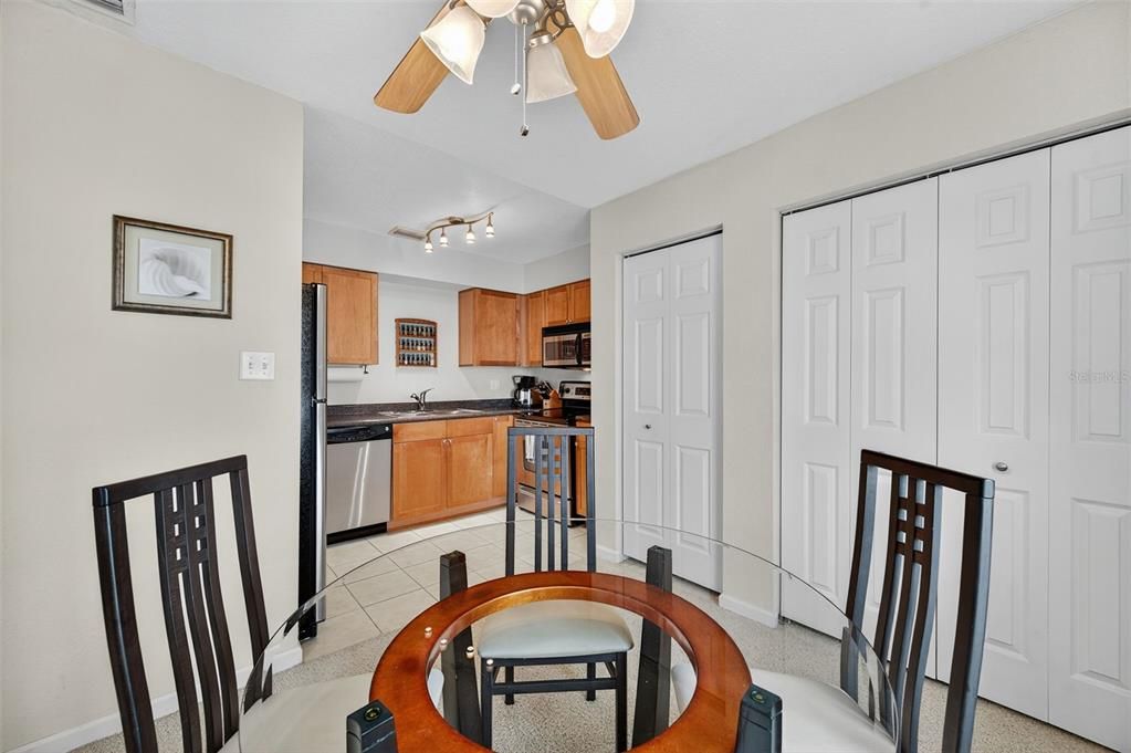 На продажу: $300,000 (2 спален, 1 ванн, 825 Квадратных фут)