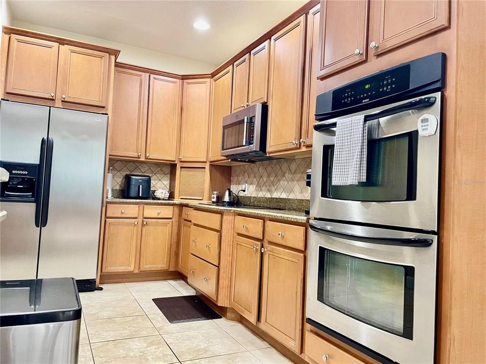 For Sale: $759,500 (6 beds, 4 baths, 3577 Square Feet)