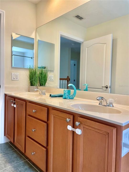 For Sale: $759,500 (6 beds, 4 baths, 3577 Square Feet)