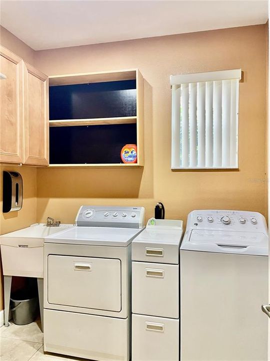 For Sale: $759,500 (6 beds, 4 baths, 3577 Square Feet)