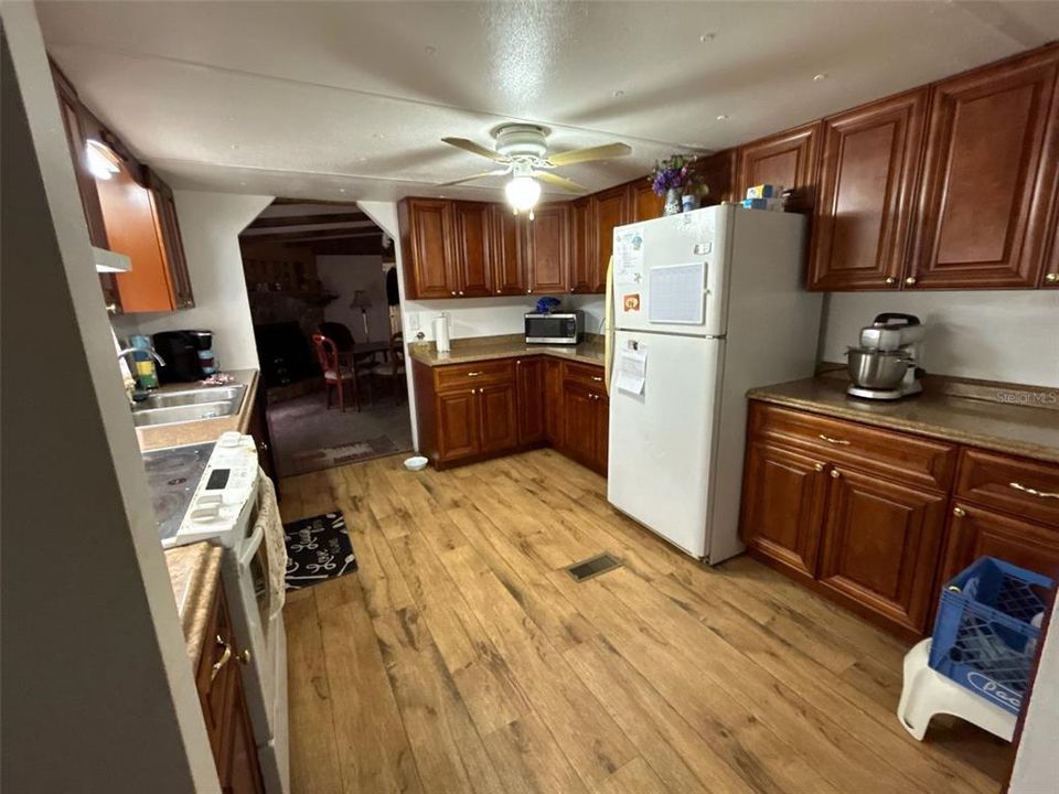 For Sale: $140,000 (3 beds, 2 baths, 1248 Square Feet)