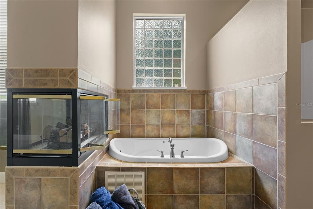 待售: $1,900,000 (5 贝兹, 4 浴室, 6784 平方英尺)