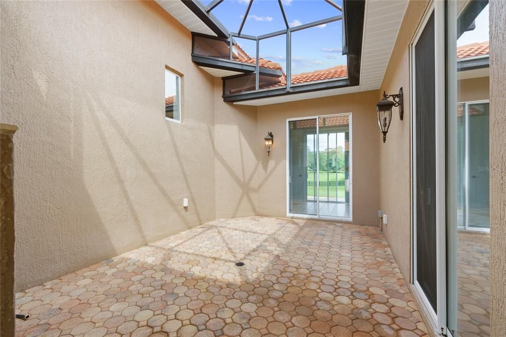 待售: $1,900,000 (5 贝兹, 4 浴室, 6784 平方英尺)