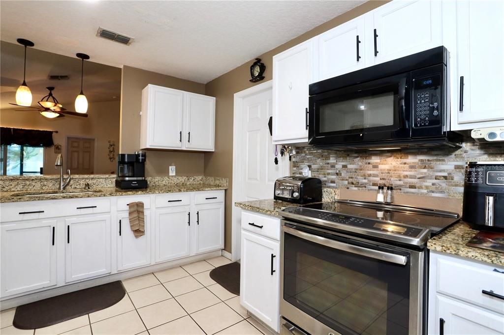 Под контрактом: $345,000 (3 спален, 2 ванн, 1222 Квадратных фут)