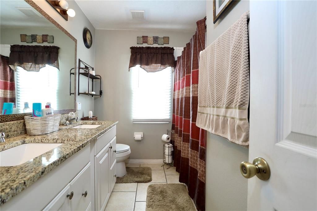 Под контрактом: $345,000 (3 спален, 2 ванн, 1222 Квадратных фут)