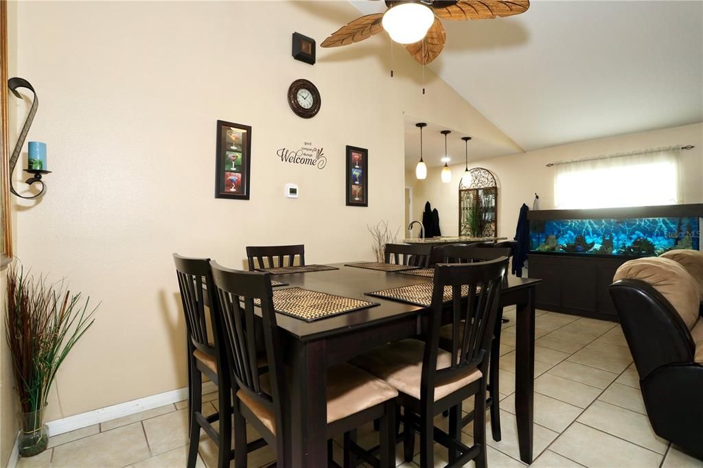 Под контрактом: $345,000 (3 спален, 2 ванн, 1222 Квадратных фут)