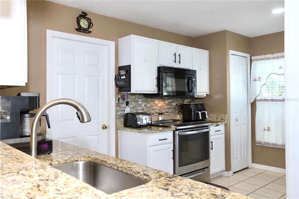 Под контрактом: $345,000 (3 спален, 2 ванн, 1222 Квадратных фут)