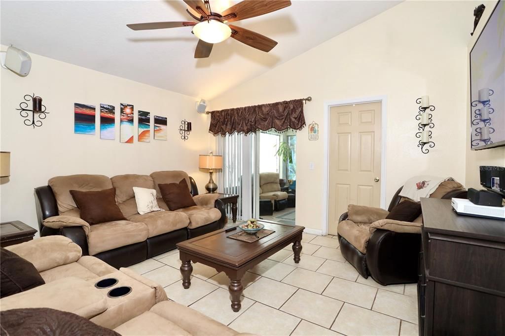 Под контрактом: $345,000 (3 спален, 2 ванн, 1222 Квадратных фут)