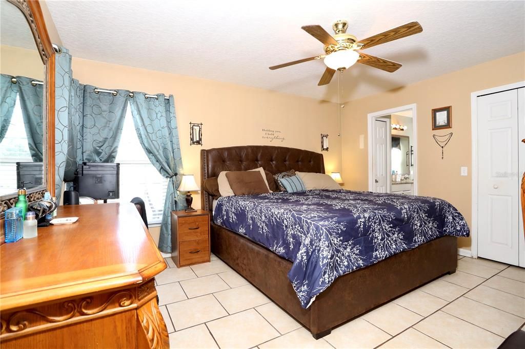 Под контрактом: $345,000 (3 спален, 2 ванн, 1222 Квадратных фут)