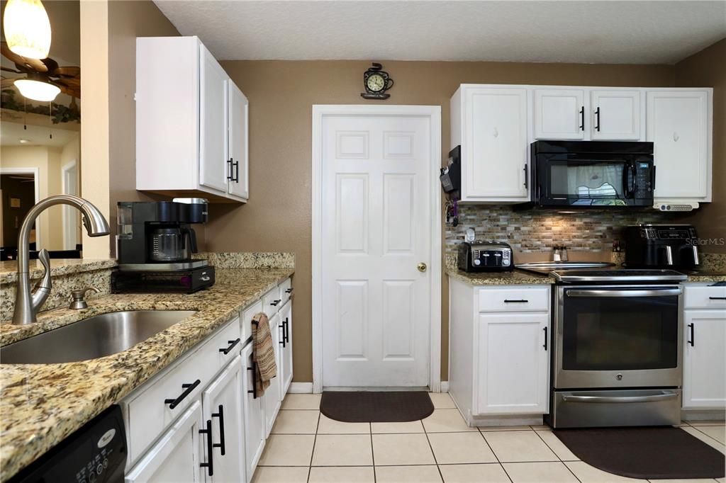 Под контрактом: $345,000 (3 спален, 2 ванн, 1222 Квадратных фут)