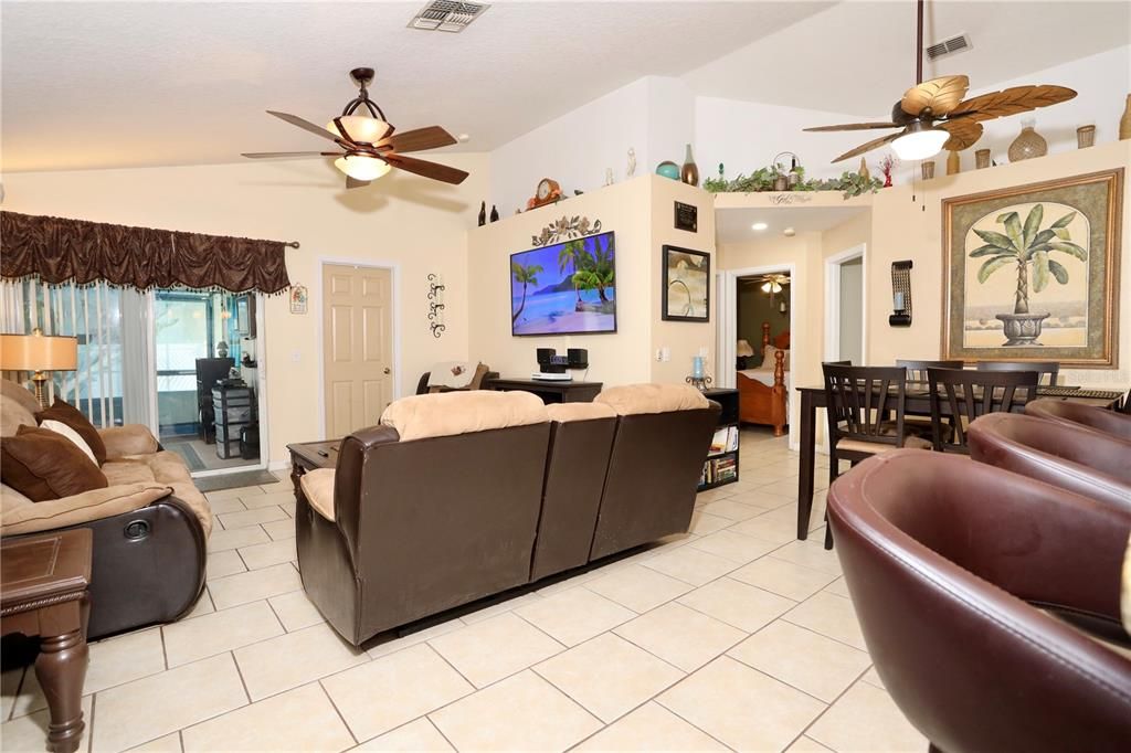 Под контрактом: $345,000 (3 спален, 2 ванн, 1222 Квадратных фут)