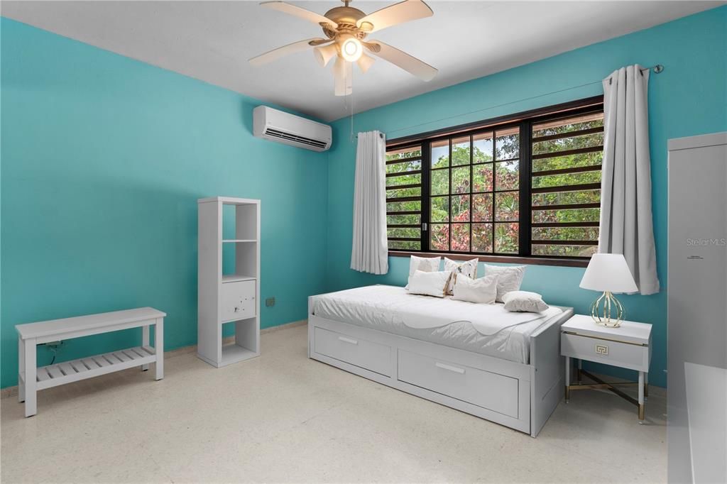 En Venta: $1,100,000 (4 camas, 3 baños, 3633 Pies cuadrados)