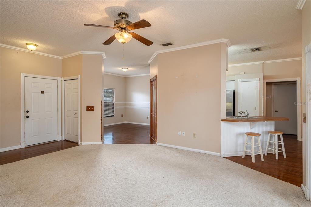 For Sale: $369,000 (3 beds, 2 baths, 1704 Square Feet)