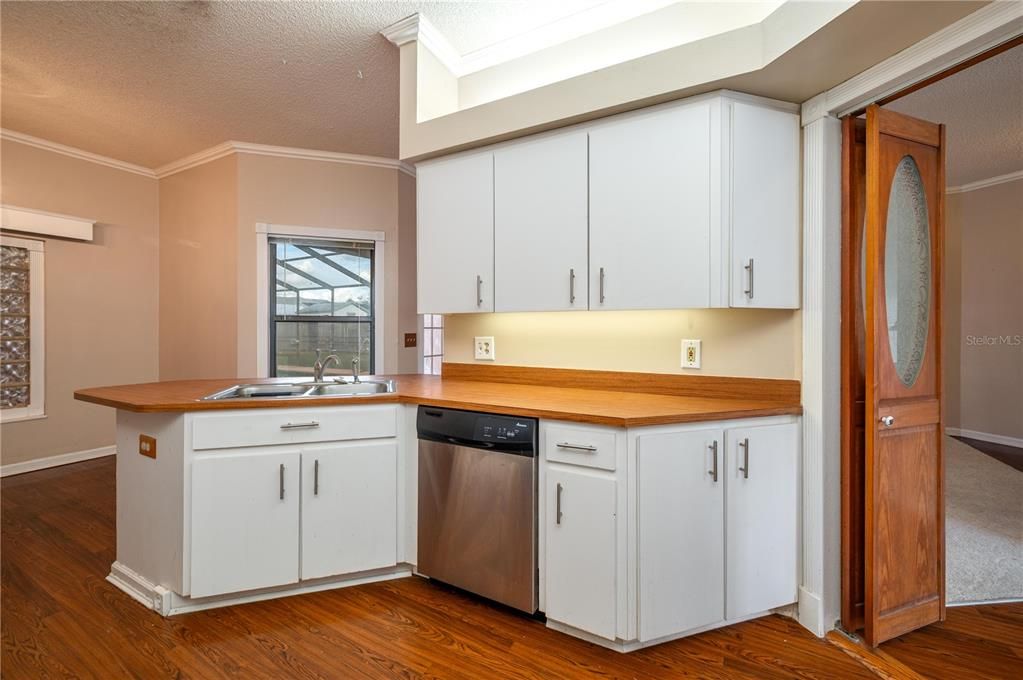 For Sale: $369,000 (3 beds, 2 baths, 1704 Square Feet)