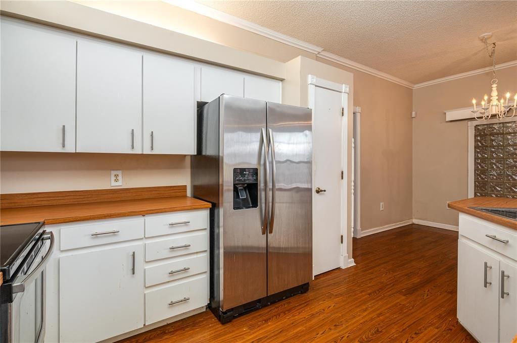 For Sale: $369,000 (3 beds, 2 baths, 1704 Square Feet)