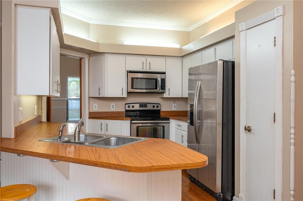 For Sale: $369,000 (3 beds, 2 baths, 1704 Square Feet)