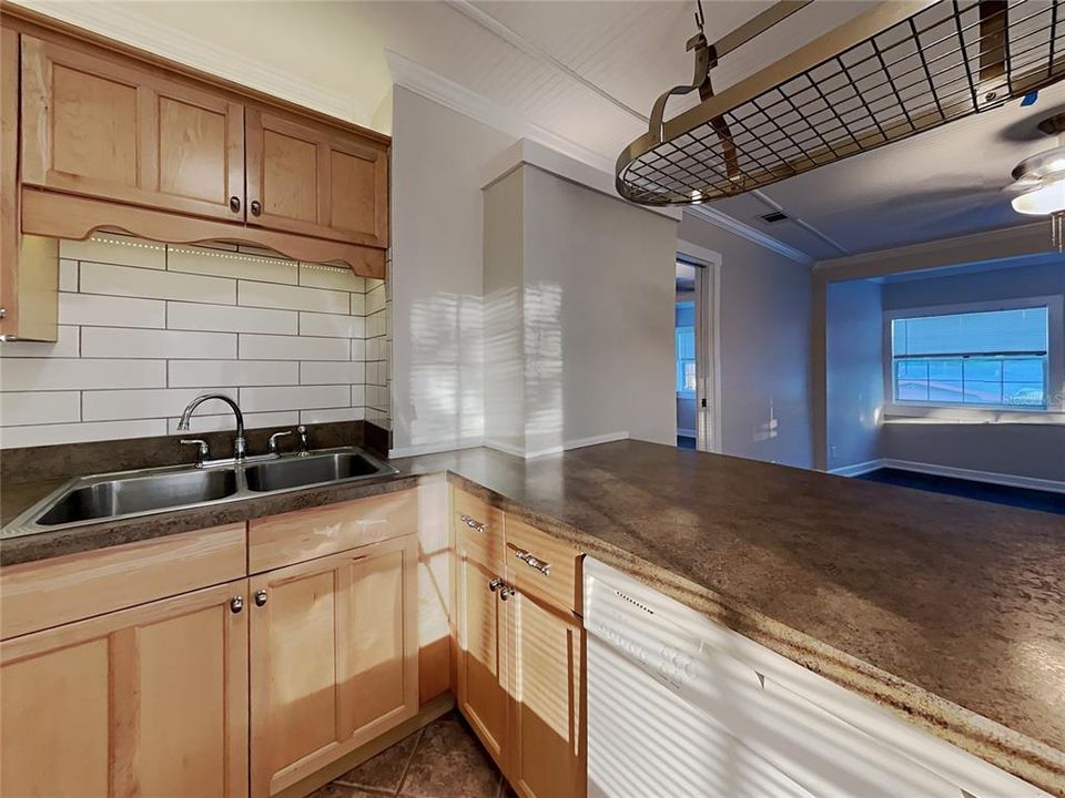 Active With Contract: $1,740 (1 beds, 1 baths, 540 Square Feet)