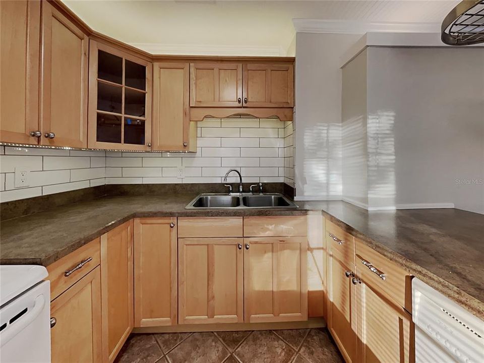 Active With Contract: $1,740 (1 beds, 1 baths, 540 Square Feet)
