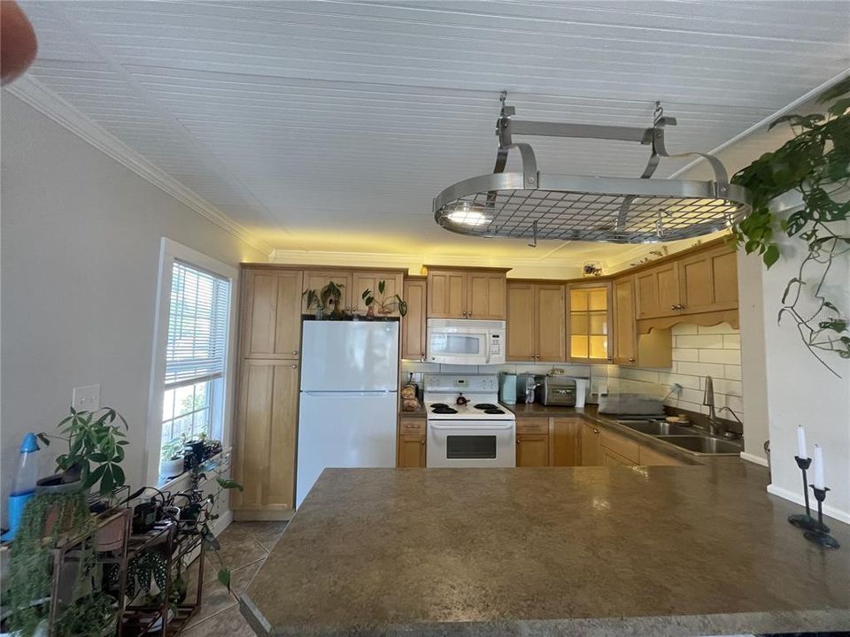 Active With Contract: $1,740 (1 beds, 1 baths, 540 Square Feet)