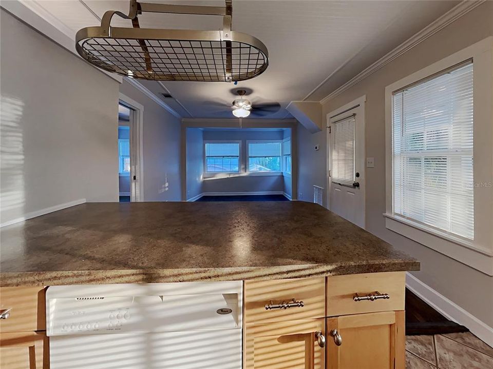 Active With Contract: $1,740 (1 beds, 1 baths, 540 Square Feet)