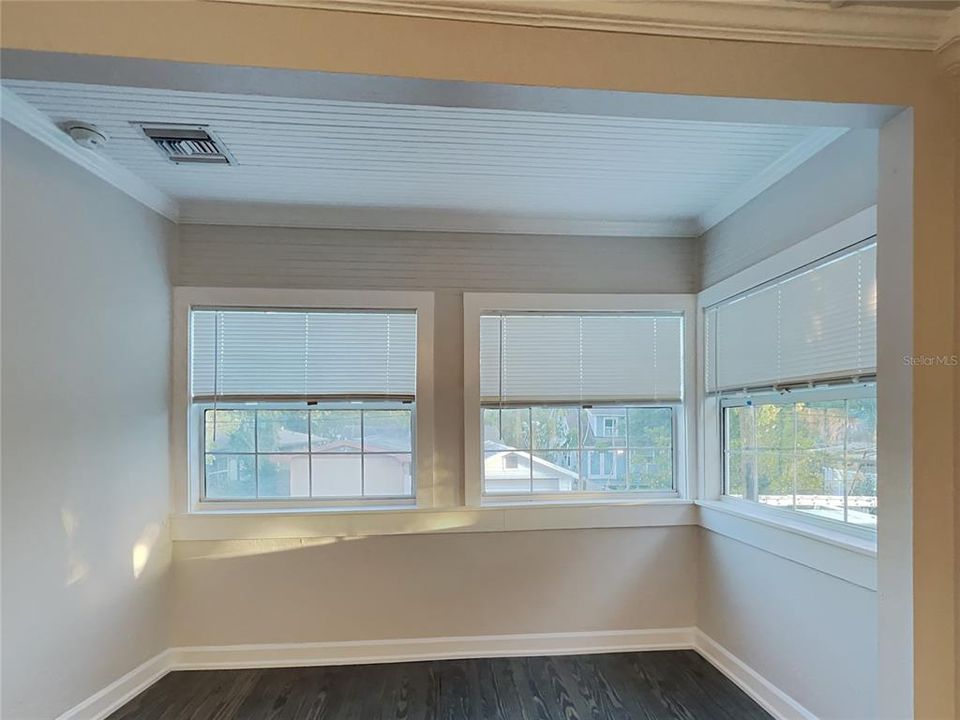 Active With Contract: $1,740 (1 beds, 1 baths, 540 Square Feet)