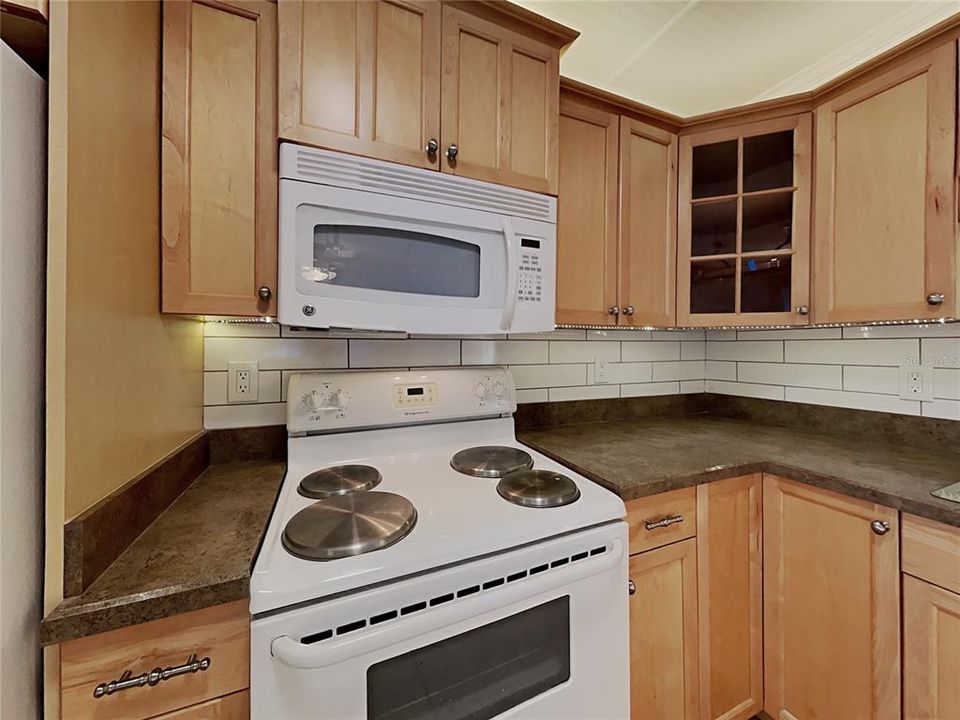 Active With Contract: $1,740 (1 beds, 1 baths, 540 Square Feet)