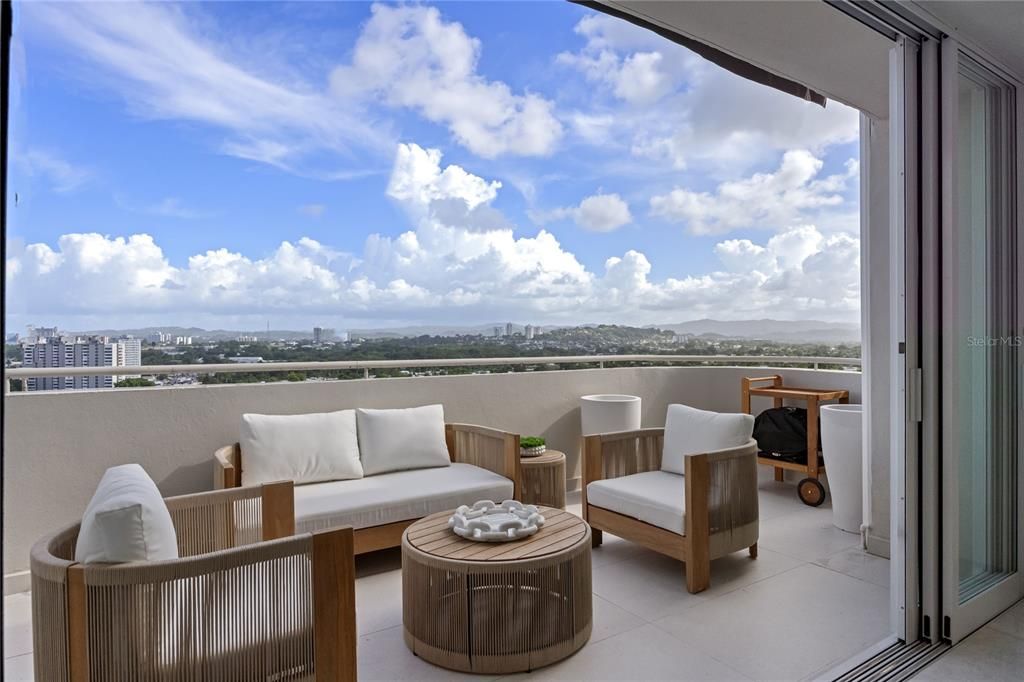 En Venta: $1,295,000 (3 camas, 2 baños, 2107 Pies cuadrados)