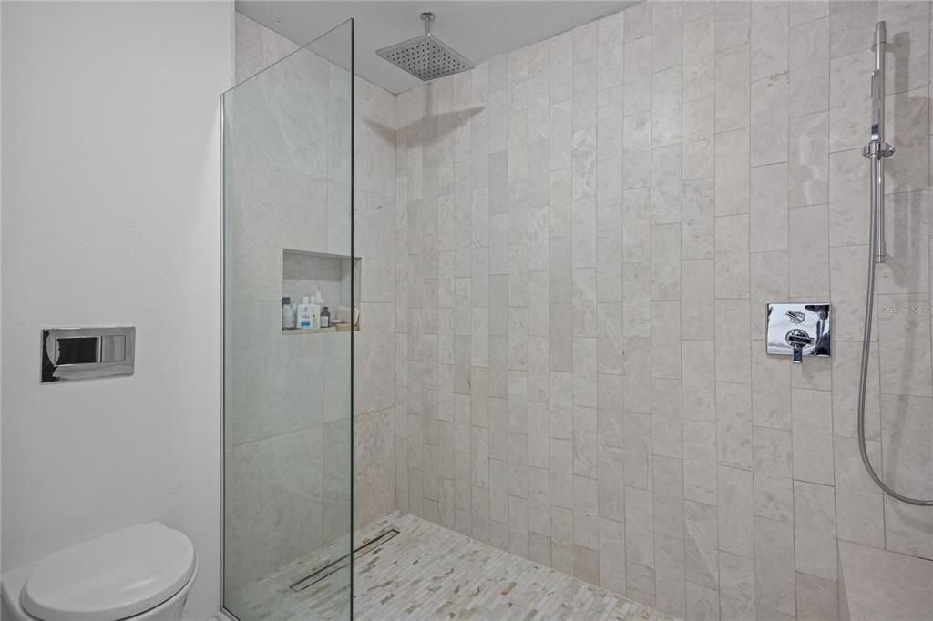 En Venta: $1,295,000 (3 camas, 2 baños, 2107 Pies cuadrados)