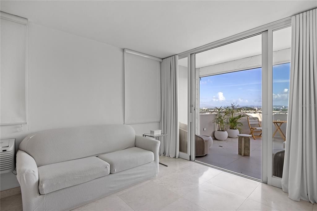 En Venta: $1,295,000 (3 camas, 2 baños, 2107 Pies cuadrados)