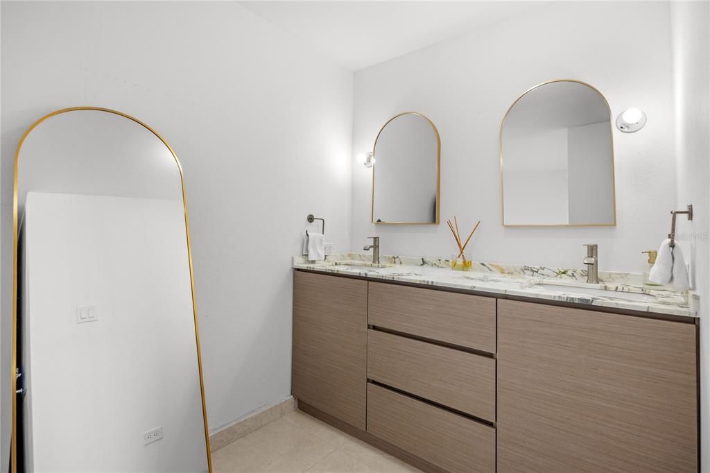 En Venta: $1,295,000 (3 camas, 2 baños, 2107 Pies cuadrados)