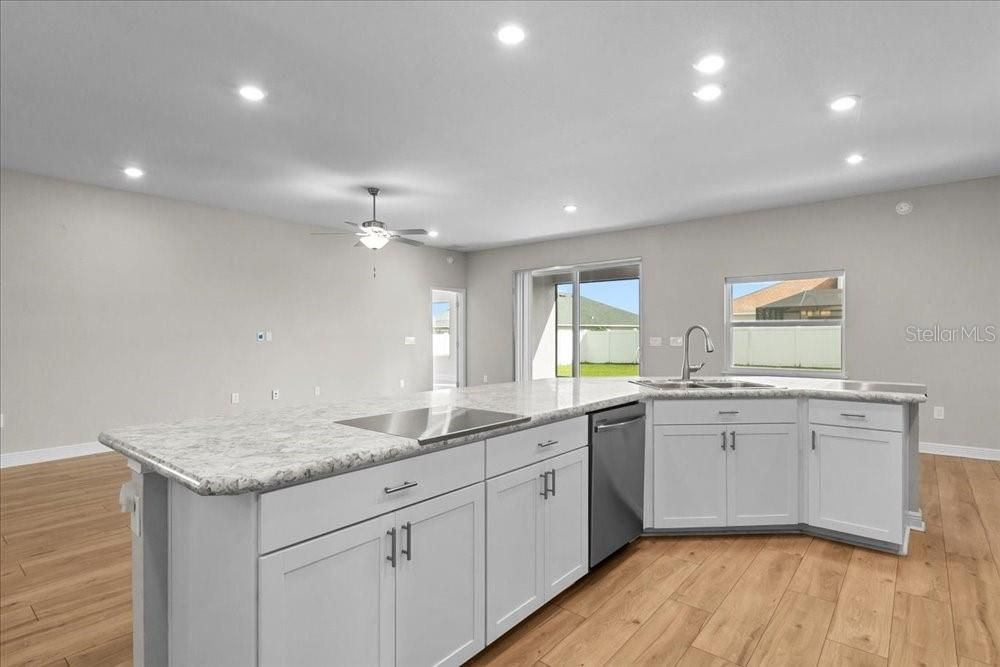 出租: $2,899 (5 贝兹, 3 浴室, 2640 平方英尺)