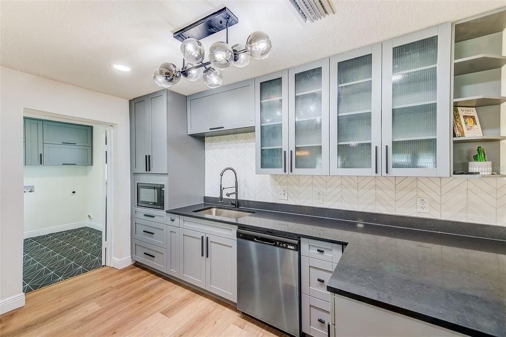 Под контрактом: $650,000 (3 спален, 2 ванн, 1839 Квадратных фут)