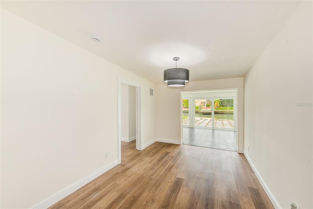 Под контрактом: $650,000 (3 спален, 2 ванн, 1839 Квадратных фут)