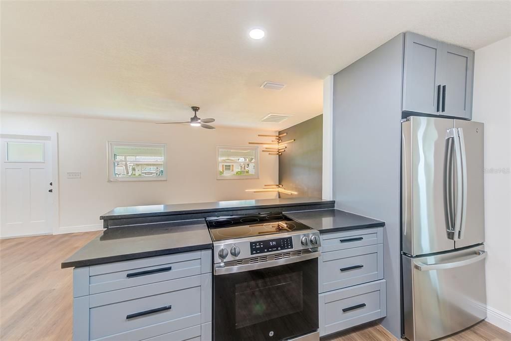 Под контрактом: $650,000 (3 спален, 2 ванн, 1839 Квадратных фут)